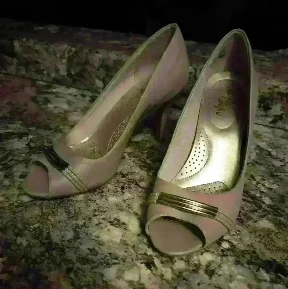 Delflex comfort beige and gold women's high heel pumps size 9 and 1/2 - Picture 6 of 11